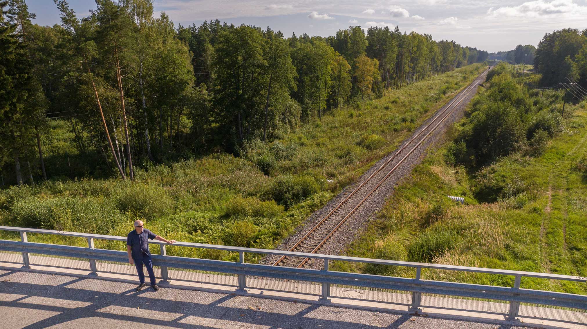 26. augustil 2024. aastal tehtud fotol on Enn Tupp Võru ringteel Umbsaares Barruse lähistel raudteesillal. Seda raudteed mööda lahkusid Vene väed Võrust. Siit on Petserisse 45 ja Pihkvasse 90 kilomeetrit. FOTO: Aigar Nagel